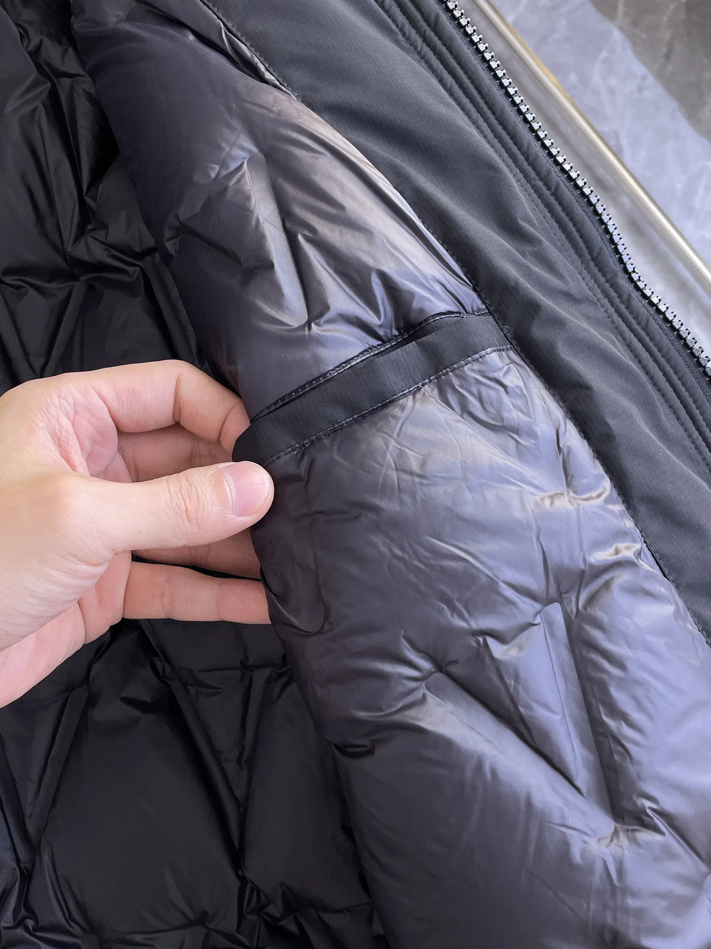 Balenciaga 2026 Autumn and Winter New Arrival Down Jacket. Original 1:1 customized hardware accessories, all imported and original customization. Welcome to compare at the counter. Absolutely high quality. Made of top-grade 95 down. Super soft. Full and fluffy. Super heavy workmanship. Fabric workmanship. 👍Perfect version. Note⚠The fabric is super comfortable. Exclusive model. Non-market goods. A 1 Same Style Size for men and women: M ~ XXXL
